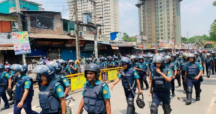 নিউমার্কেট এলাকায় বিপুলসংখ্যক পুলিশের জমায়েত