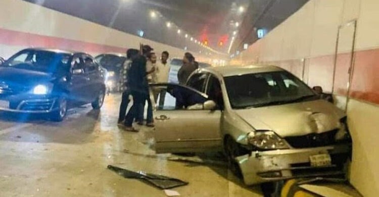 বঙ্গবন্ধু টানেলে প্রাইভেটকারে বাসের ধাক্কা, দুই নারীসহ আহত ৩