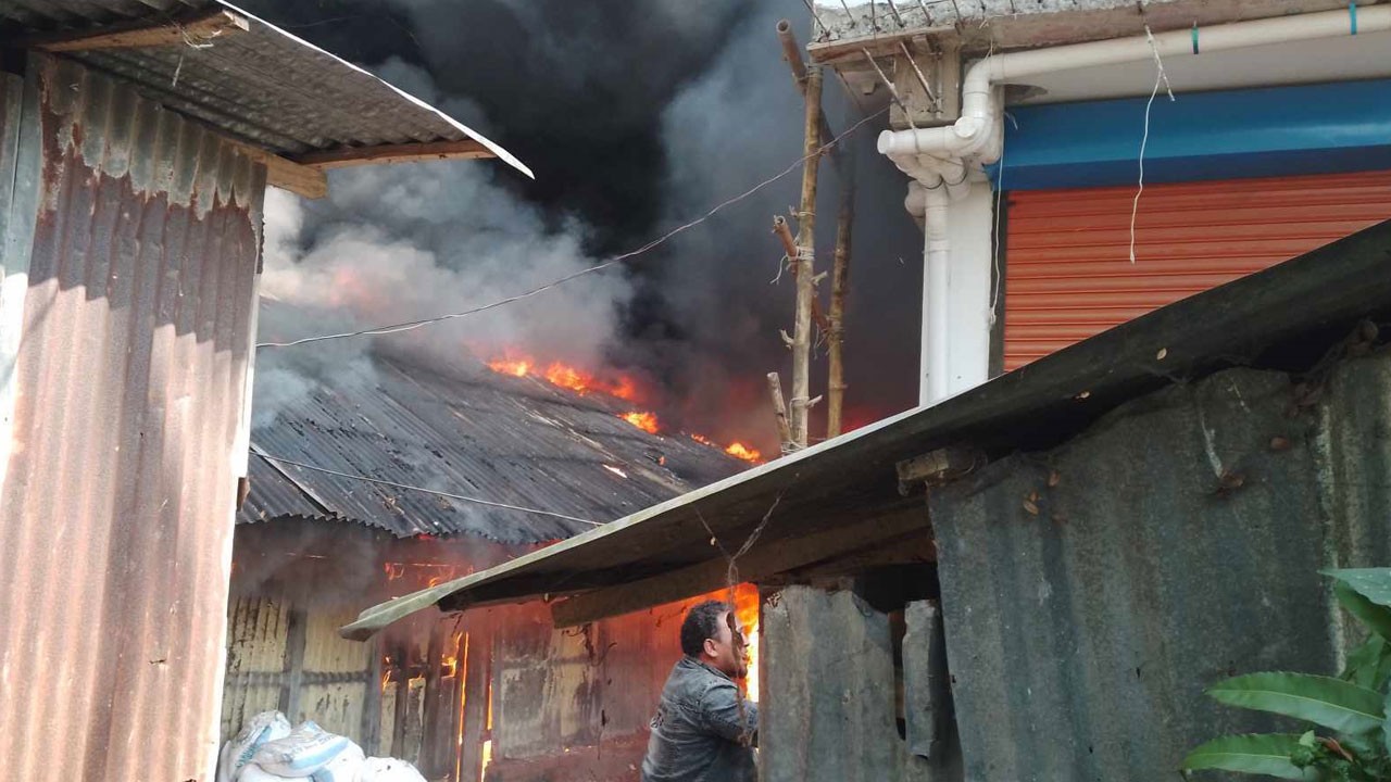 রামগতিতে আগুনে পুড়ল ৪ দোকান