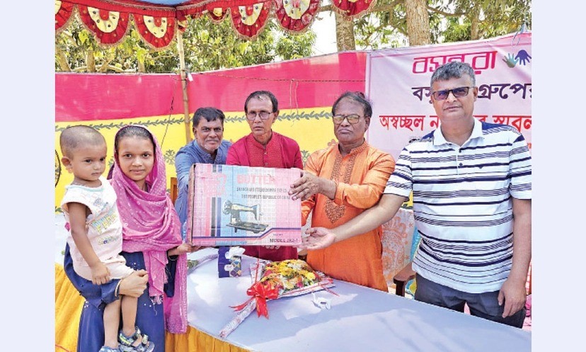 শুভ কাজে সবার পাশে নাটোরে আরো ২০ নারীকে সেলাই মেশিন