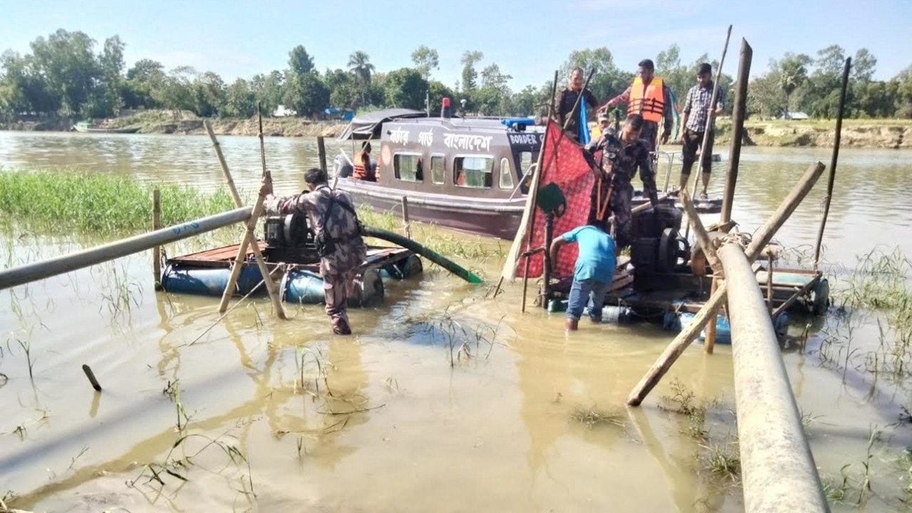 ফেনীতে বালু উত্তোলন বন্ধে টাস্কফোর্সের অভিযান, ৩৭টি মেশিন জব্দ