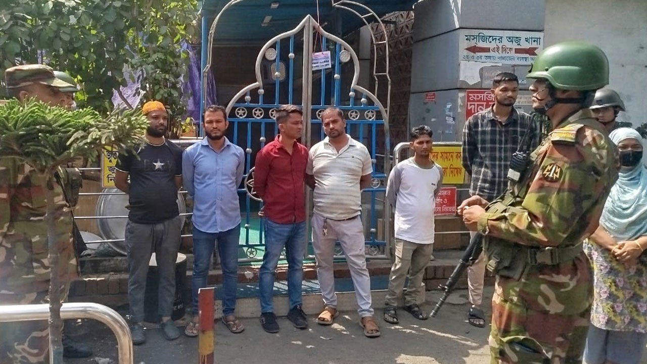 ঢামেকে দালালবিরোধী অভিযান পরিচালনা করছে সেনাবাহিনী