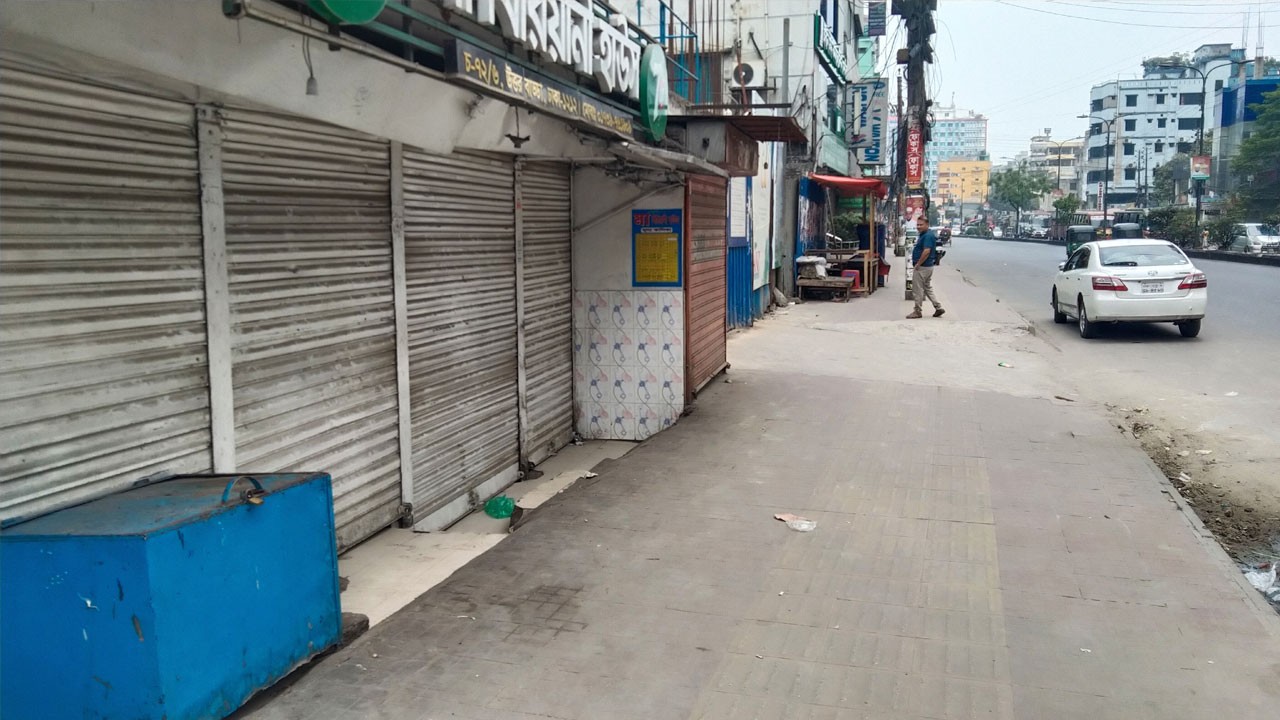 রাজধানীর বেশিরভাগ দোকানপাটই বন্ধ, নেই ক্রেতাও