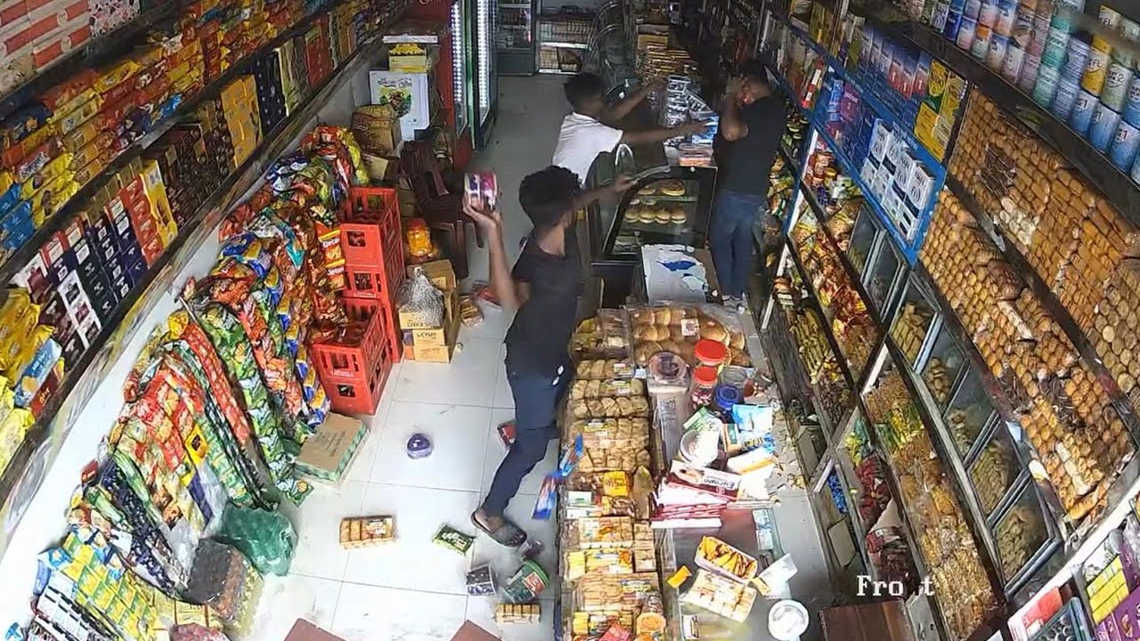 ধূমপান করতে নিষেধ করায় দোকানে হামলা-ভাঙচুর, ভিডিও ভাইরাল