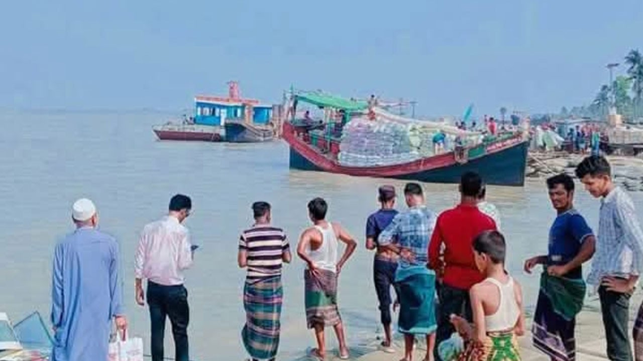 হাতিয়ায় ৬ কোটি টাকার পণ্য নিয়ে ট্রলারডুবি, ৬ মাঝিমাল্লা উদ্ধার