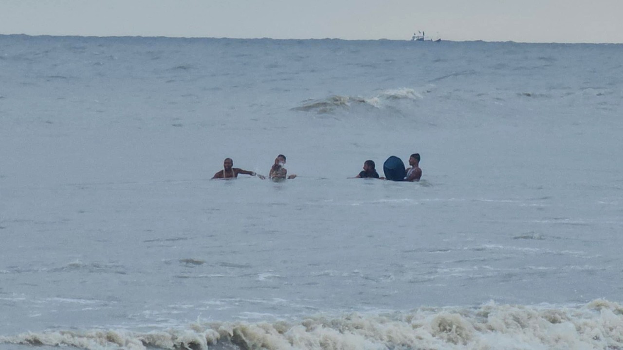 সমুদ্রে ট্রলারডুবি, ৩ ঘণ্টা ভাসার পর ৭ জেলে উদ্ধার