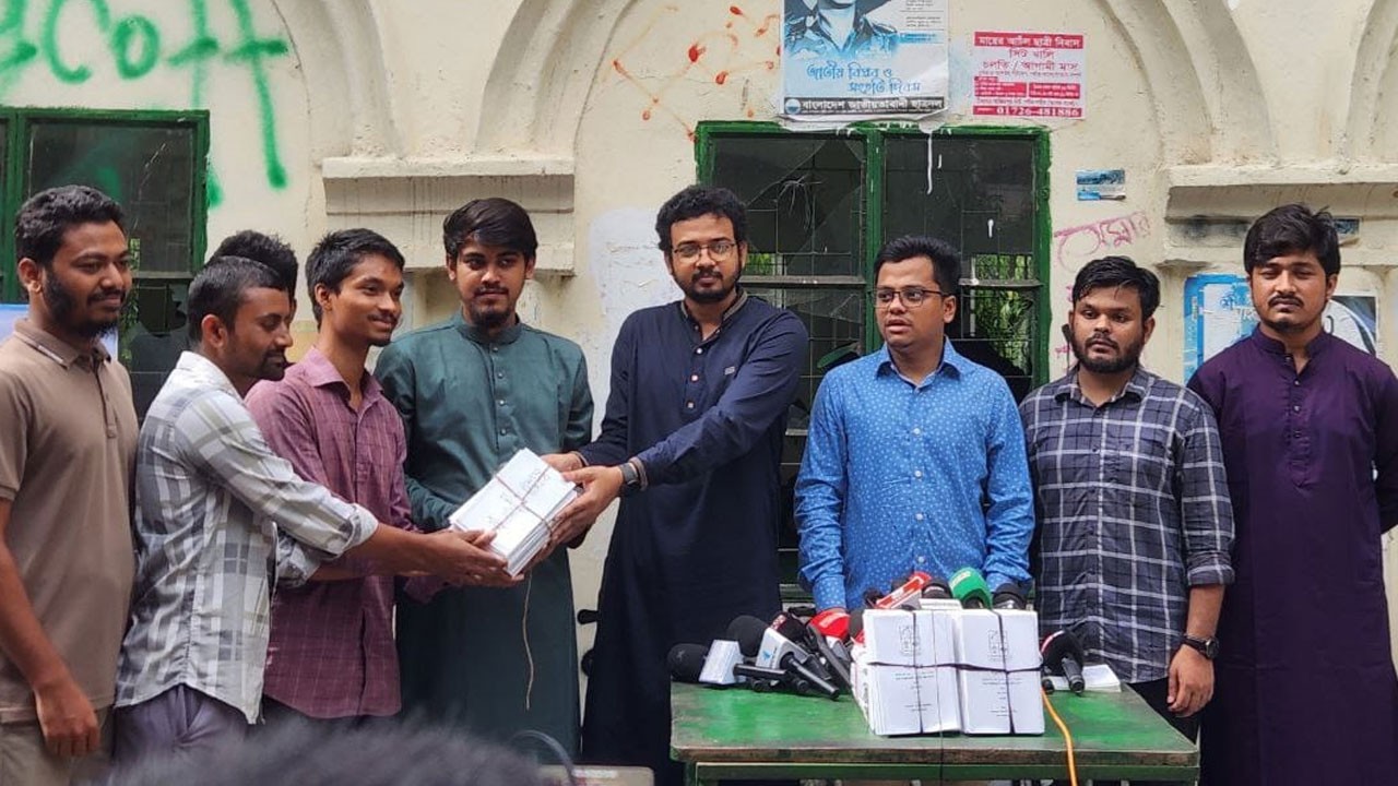 ঢাকা বিশ্ববিদ্যালয়ে ছাত্রশিবিরের উদ্যোগে ডাকসুর গঠনতন্ত্র বিতরণ