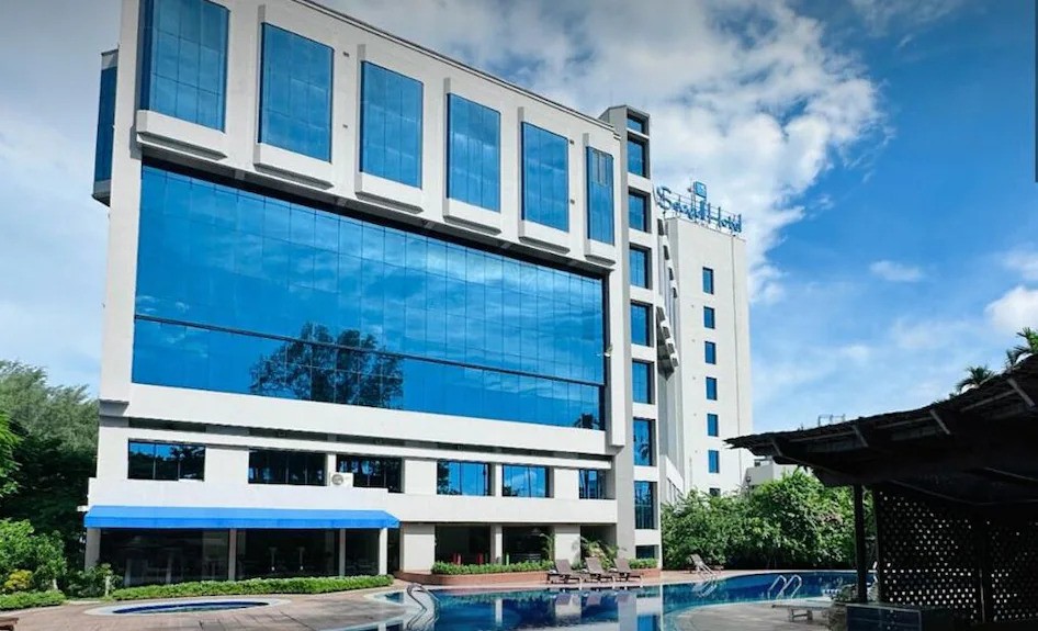 সাংবাদিককে হুমকি, সেবায় নৈরাজ্য