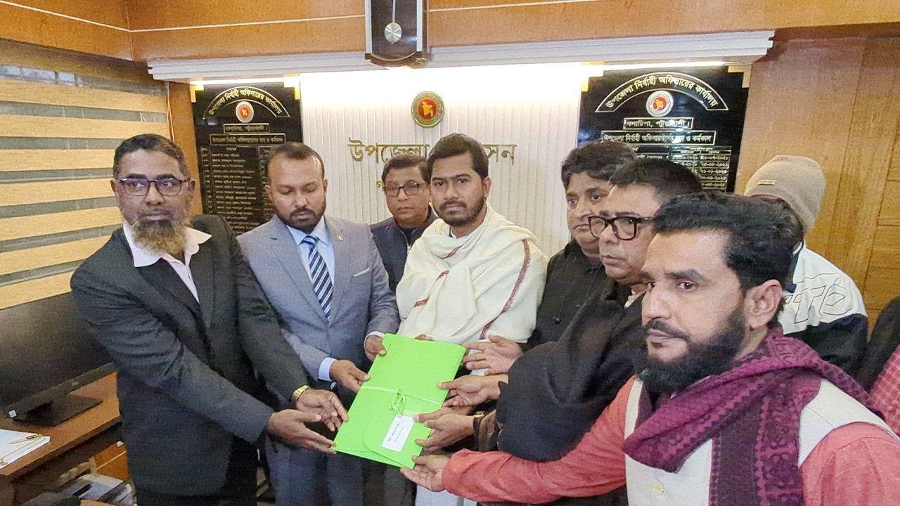 পটুয়াখালী-৩ আসনে মনোনয়নপত্র দাখিল করলেন ভিপি নুর