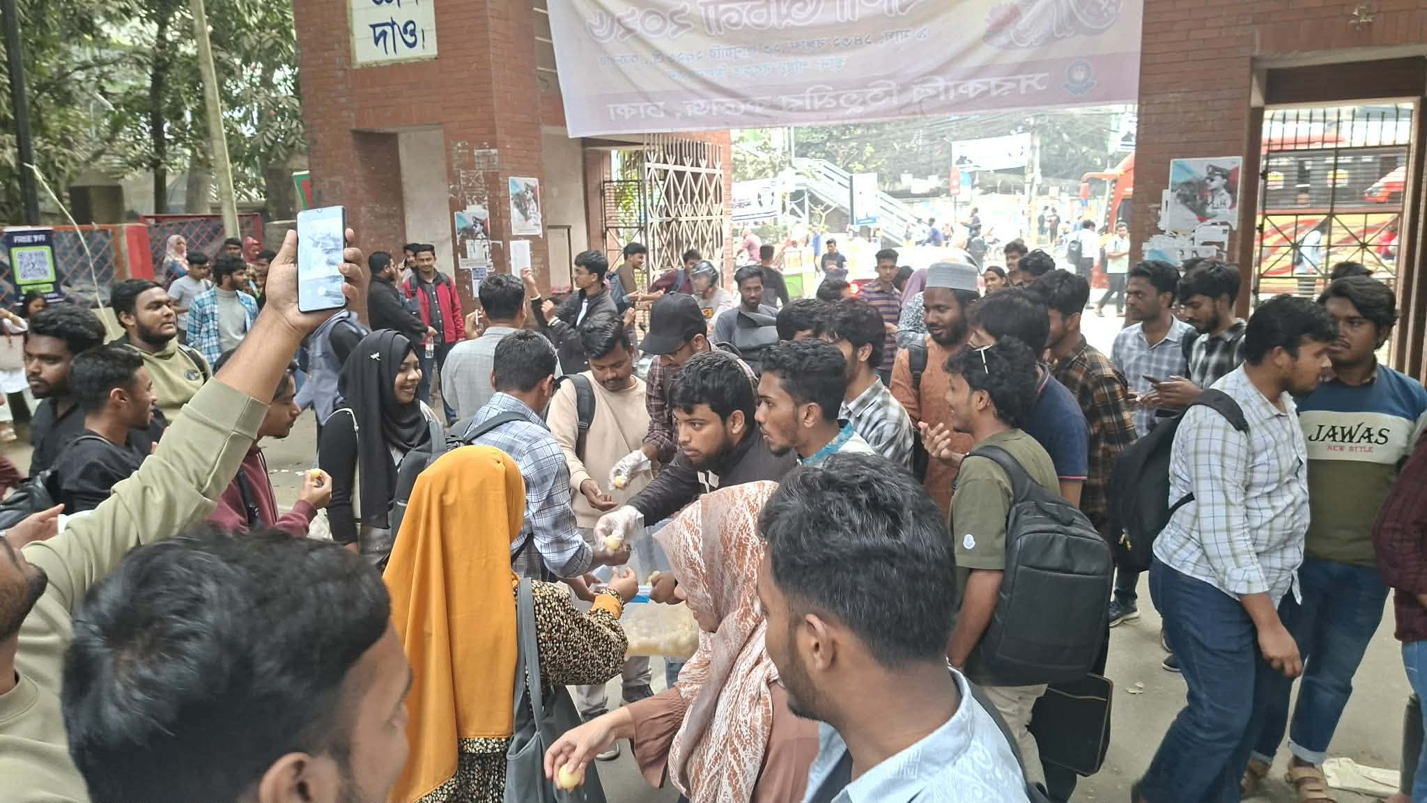 সেন্ট্রাল ইউনিভার্সিটির অধ্যাদেশ অনুমোদনে তিতুমীর কলেজে মিষ্টি বিতরণ