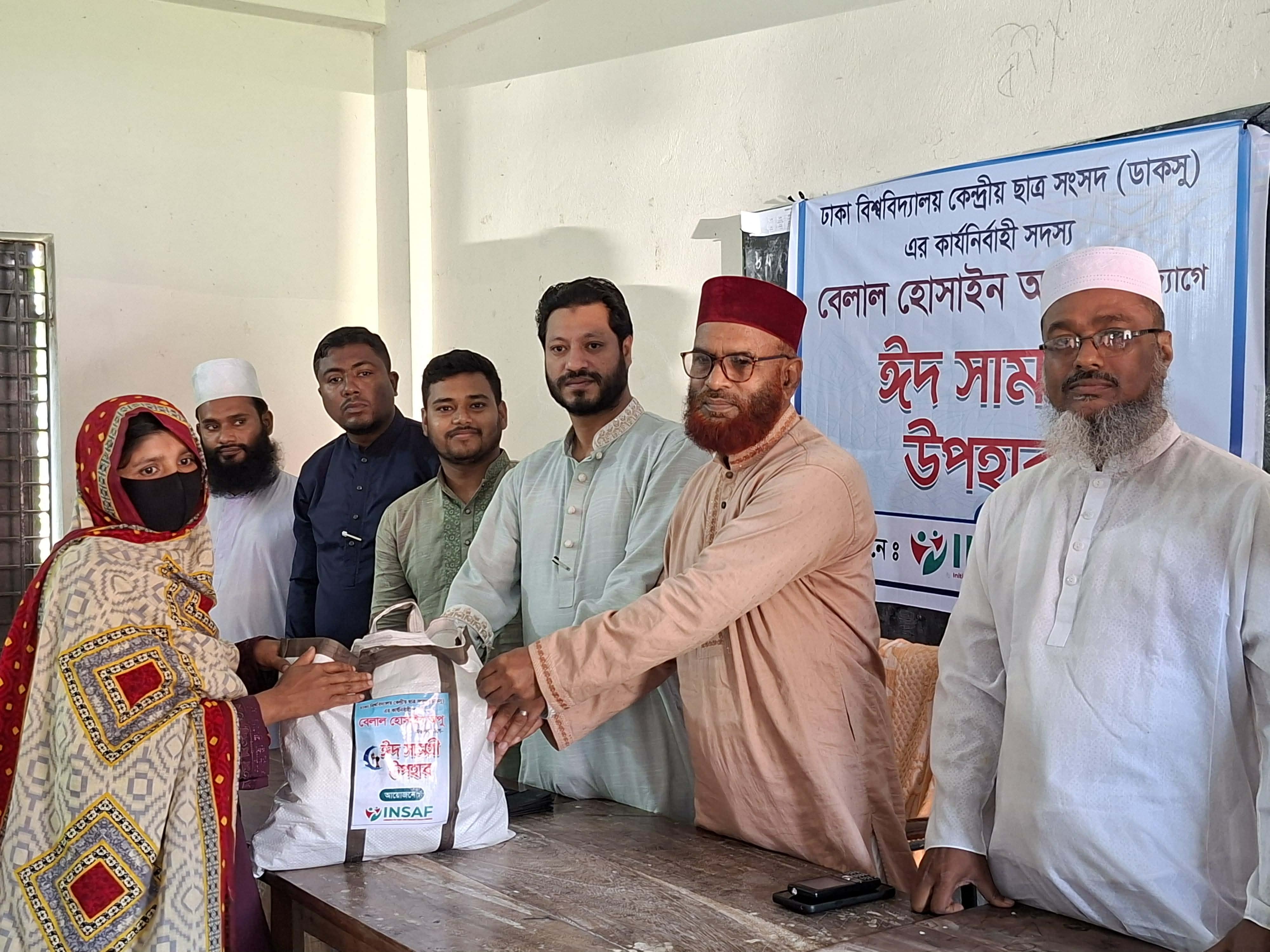 ডাকসু নেতা অপুর উদ্যোগে বাগেরহাটে ঈদ সামগ্রী বিতরণ