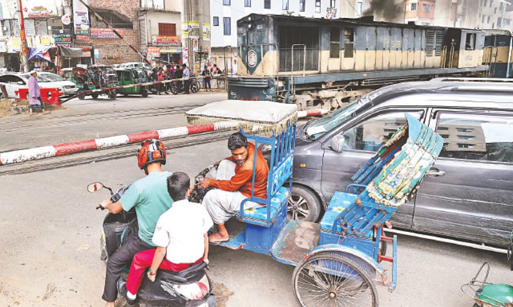 লেভেলক্রসিংয়ে অবরুদ্ধ ঢাকা